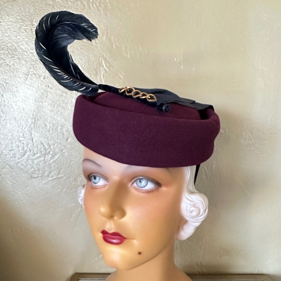 DELIGHTFUL 1930s' BURGUNDY FELT TILT HAT + NAVY GROSGRAIN BANDS + CURLY FEATHER